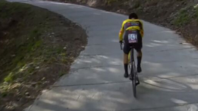 Ciclismo, il salto di catena di Primož Roglič nella tappa del Monte Lussari.