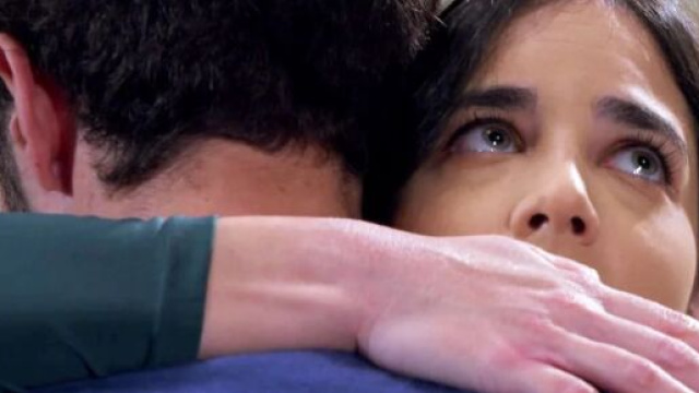 Un posto al sole, spoiler all'8 giugno: Costabile ostacolo all'unione tra Niko e Manuela, Luca confessa a Michele la sua malattia