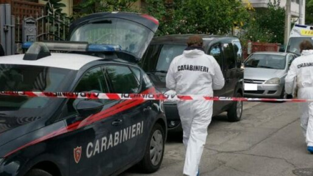 Asti, 49enne uccisa dal compagno a coltellate in casa.