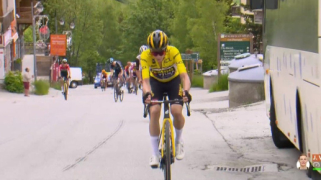 Ciclismo, Jonas Vingegaard all'attacco sulla Croix de Fer