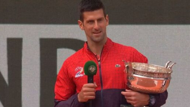 Portant une veste sp&eacute;ciale pour f&ecirc;ter son 23&egrave;me Grand Chelem, Djokovic a r&eacute;ussi son match et son passage aux micros. (screen @PVSportFR)