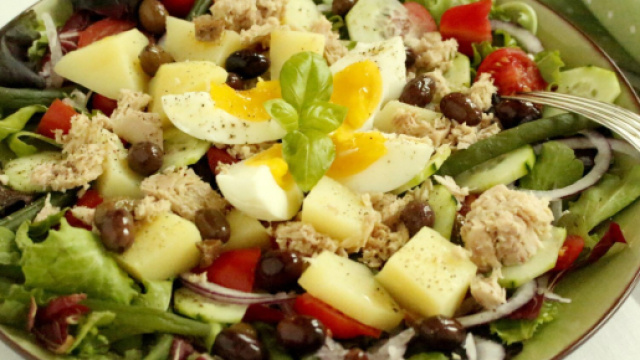 Tre insalate francesi: la coppa parigina, la normanna con gamberetti e la nizzarda.