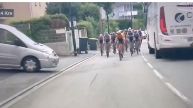 Ciclismo, traffico sul percorso del Tour de Pyrenees.