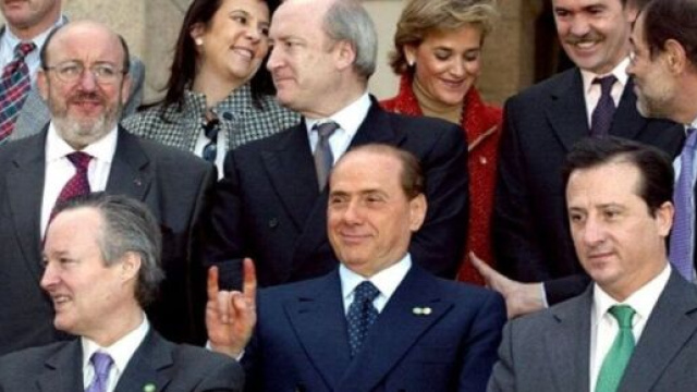 Il gesto delle corna di Berlusconi nel 2002.