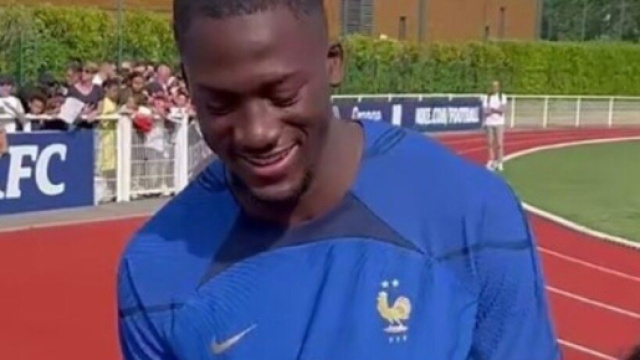 Une image montrant une faute d'orthographe sur le compte Snapchat du compte officiel de l'EDF a fait r&eacute;agir sur Twitter. (screen @equipedefrance)