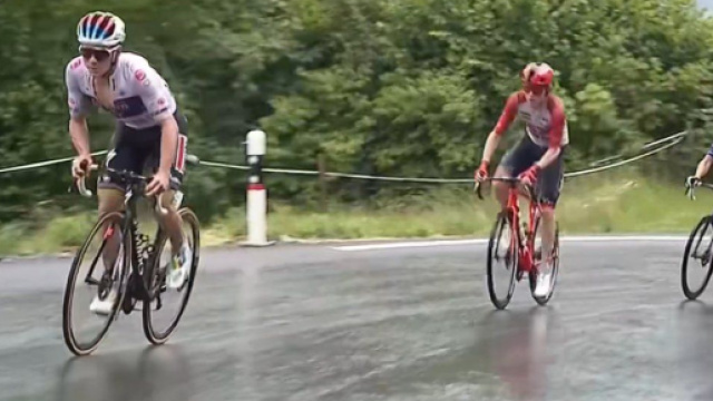 Ciclismo, Remco Evenepoel sulla salita di Villars sur Ollon.