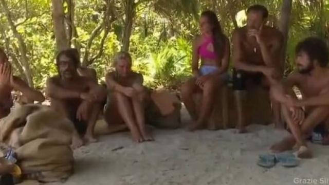 L'Isola dei famosi, i concorrenti scossi per la morte di Berlusconi: '&Egrave; la fine di un'era'.