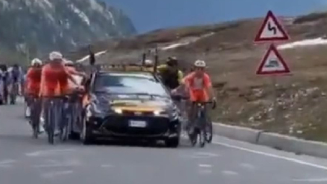 Ciclismo, raffica di espulsioni al Giro d'Italia Next Gen per il traino sullo Stelvio.