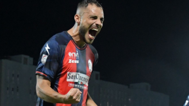 Crotone, la Lucchese su Guido Gomez.