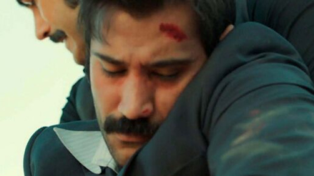 Terra amara, puntate turche:Demir soccorre Yilmaz dopo un incidente stradale.