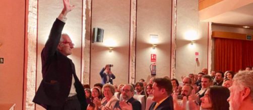 Recientemente el periodista recibi&oacute; el Premio de Periodismo Cirilo Rodr&iacute;guez de Honor (Twitter/@ClaraMartnGarca)