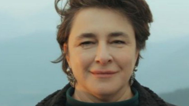 Terra amara, Behice vede i documenti di cui Fikret &egrave; entrato in possesso.