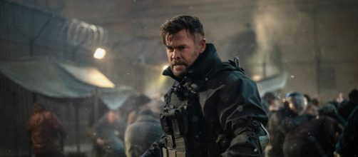 Chris Hemsworth em cena de 'Resgate 2' (Reprodu&ccedil;&atilde;o/Netflix)