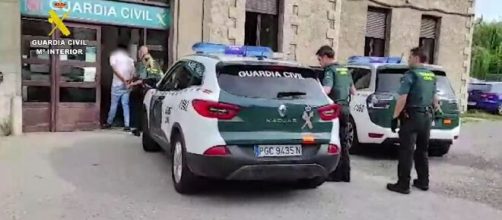 Los agresores golpearon al vigilante de seguridad con palos y barras de hierro (Twitter/Guardiacivil)