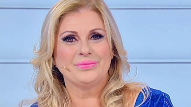 Uomini e Donne, retroscena su Tina: 'Non sar&agrave; tronista ma al suo solito posto'.