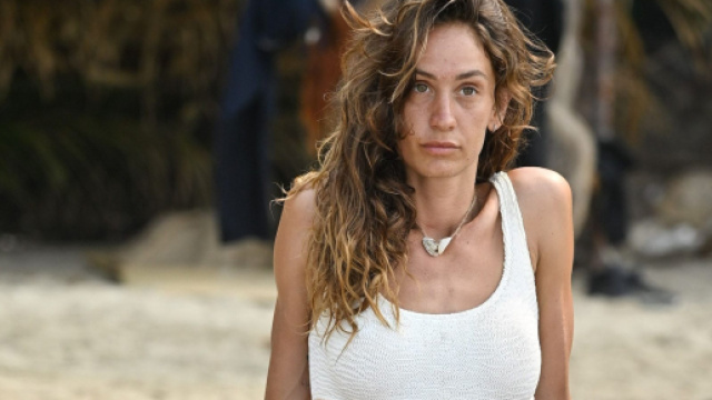 Isola dei Famosi, litigio tra Helena, Fabio e Pamela per un cheeseburger.
