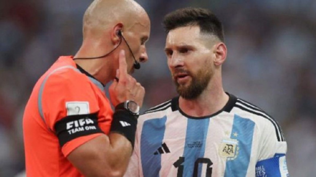 Szymon Marciniak avec Lionel Messi (capture Twitter @sports_fr)