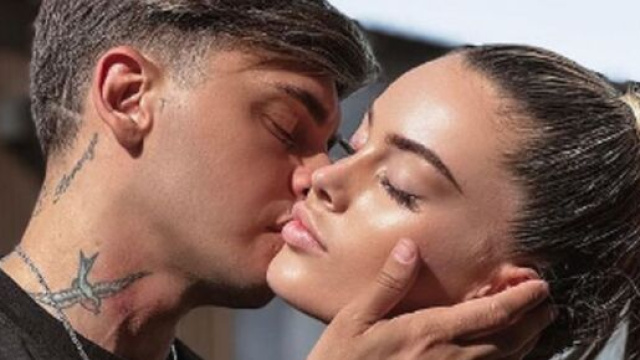 Sophie Codegoni e Basciano criticati per avere portato la figlia in barca: 'Incoscienti'.