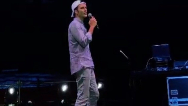 Edoardo Donnamaria canta al Pizza Village e chiama Antonella: 'Questa canzone &egrave; per lei'.