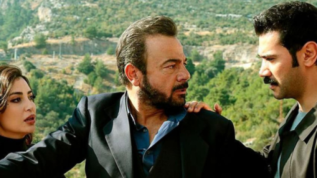 Demir, Fekeli e Mujgan nella soap opera Terra amara.