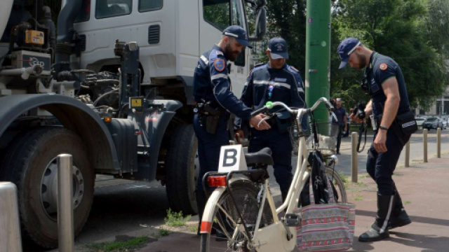 Incidente a Milano, ciclista travolta da betoniera: deceduta 60enne.