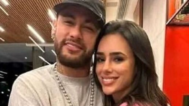 Neymar et sa petite amie, Bruna Biancardi (capture Twitter Football mondial)