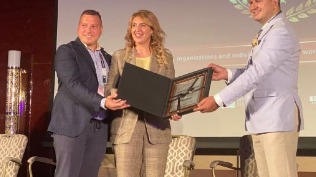 Imprenditori italiani ricevono a Dubai il premio Visionaries Award .
