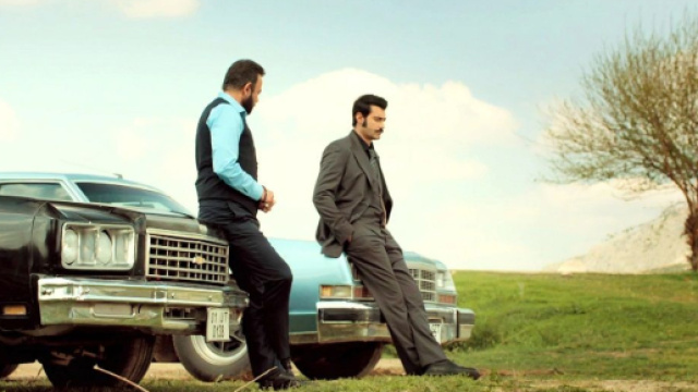 Terra amara, foto di Demir e Fekeli in una scena della soap opera