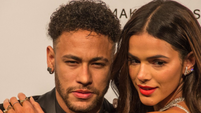 Neymar et Bruna pr&eacute;sentent le sexe de leur b&eacute;b&eacute; lors d'une f&ecirc;te malgr&eacute; les r&eacute;actions mitig&eacute;es des internautes.(cr&eacute;dit Instagram)