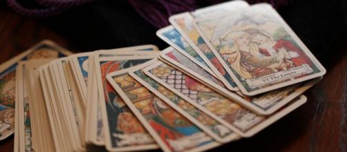 Embora o tar&ocirc; n&atilde;o indique o caminho exato a seguir, ele &eacute; capaz de oferecer op&ccedil;&otilde;es e reflex&otilde;es (Reprodu&ccedil;&atilde;o/Pixabay)