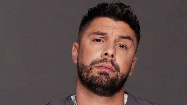 Kevin Guedj racontera son divorce avec Carla Moreau dans C'est la Famille sur W9 (Screenshoot Twitter @GossipRoomOff)