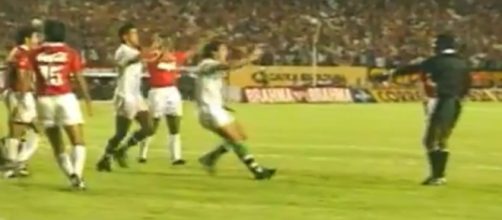 Jogadores do Fluminense contestam penalidade (Reprodu&ccedil;&atilde;o/TV Globo)