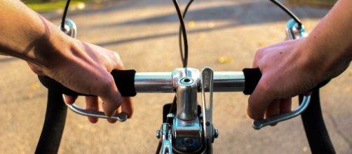 Un ciclista de 20 a&ntilde;os fallece tras impactar contra un veh&iacute;culo en Teruel (Pixabay)