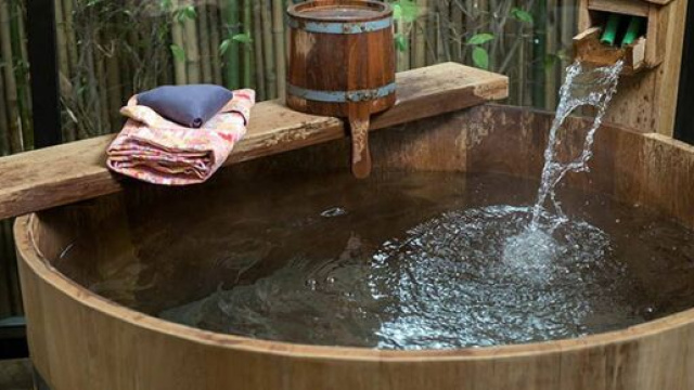L'ofuro, tradizionale bagno giapponese immerso nella natura.