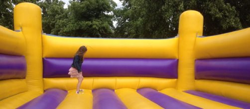 Cinco ni&ntilde;os resultan heridos al salir volando un castillo hinchable en Toledo (Pixabay)