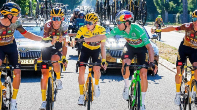 Ciclismo, la Jumbo-Visma in trionfo allo scorso Tour de France.