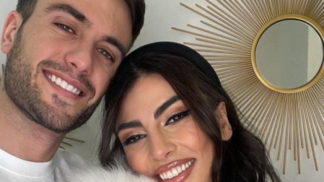 Giulia Salemi e Pierpaolo Pretelli: lei avrebbe smentito la crisi indossando dei gioielli.