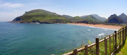 Algunos testigos afirmaron que la playa de La Arena ten&iacute;a muchos 'agujeros' y 'corrientes' (Twitter/Muskiz)