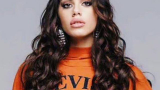 Antonella Fiordelisi: 'Ho doti canoniche' invece di canore, gli utenti: 'E' pure laureata'.