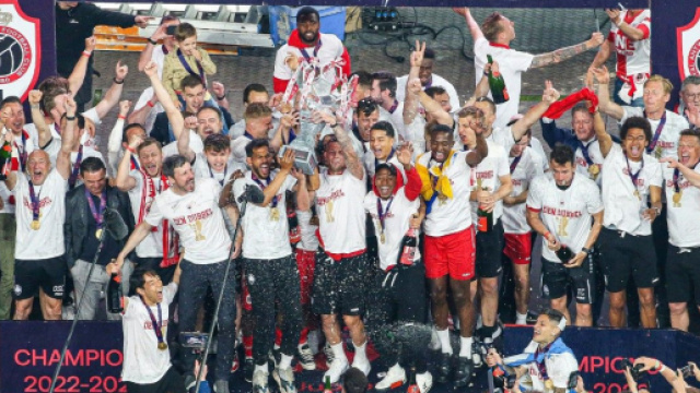 Champion au bout du suspense, les &eacute;motions des supporters du Royal Antwerp, tout comme le troph&eacute;e ont souffert. (screenshot @official_rafc)