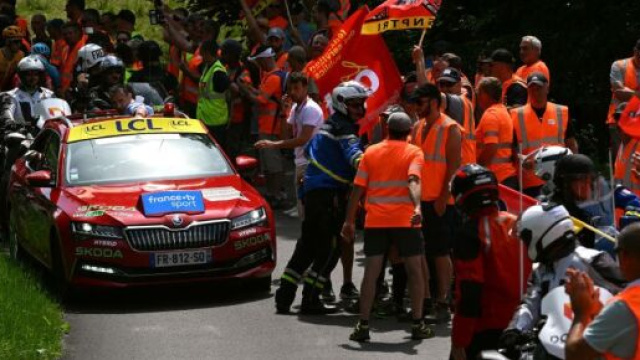 Ciclismo, il Crit&eacute;rium del Delfinato bloccato da una protesta.