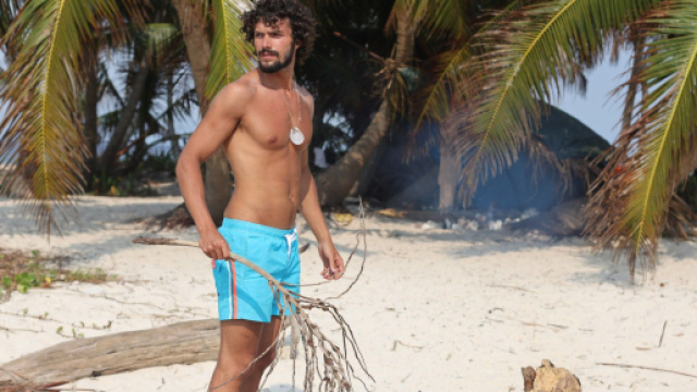 Isola dei Famosi, Gianmaria in lacrime dopo aver visto delle bistecche alla griglia (Clip).