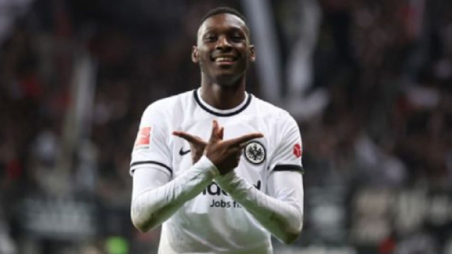 Kolo Muani aimerait poursuivre sa carri&egrave;re en Premier League (Screenshoot Twitter @pubitysport)