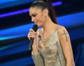 Moda e outfit, tendenze estate 2023: la minigonna fucsia di Elodie e l'abito lungo a righe