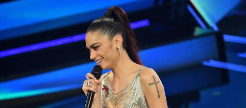 Moda e outfit, tendenze estate 2023: la minigonna fucsia di Elodie e l'abito lungo a righe