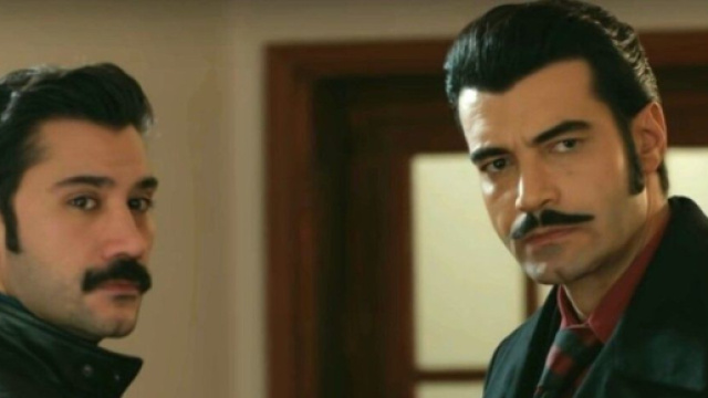 Terra amara, Yilmaz e Demir si stringono la mano.