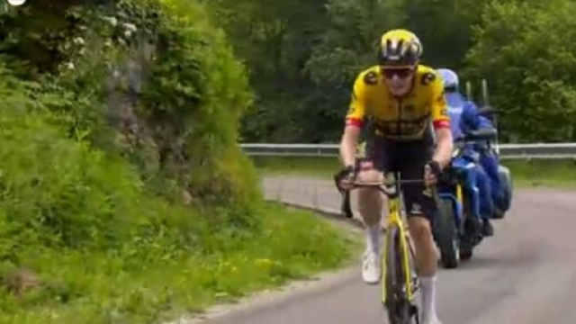 Ciclismo, Jonas Vingegaard impegnato al Crit&eacute;rium del Delfinato.