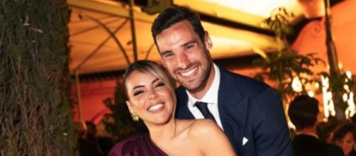 La mujer de Sergio Rico evit&oacute; hablar con los reporteros en las inmediaciones del Hospital Virgen del Roc&iacute;o (Instagram, albasilvat)