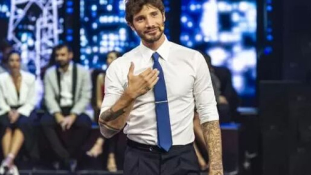 Palinsesti Rai 2023/24, cambio conduttori: De Martino-Marcuzzi restano ...