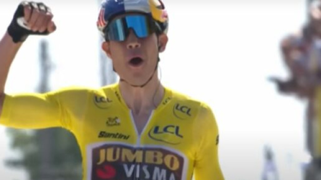 Ciclismo, la vittoria di Wout van Aert nella tappa di Calais del Tour de France.